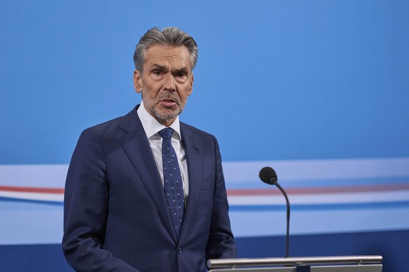 Nachrichten Linkding Netherlands Prime minister Dick Schoof speaks during a press conference at the Catshuis residence in The Hague, Netherlands, Friday Nov. 15, 2024, for crisis talks after the government's controve ...