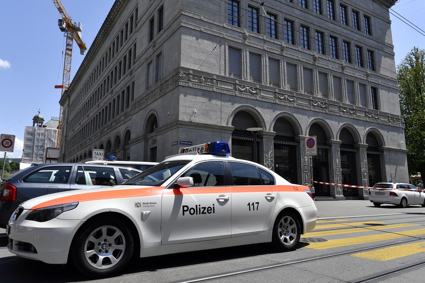 Grosseinsatz der Zuercher Stadtpolizei vor der Nationalbank in Zuerich am Donnerstag, 15. Juni 2017. Wegen eines verdaechtigen Gegenstandes in der Stadthausanlage vor der Nationalbank hat die Polizei  ...