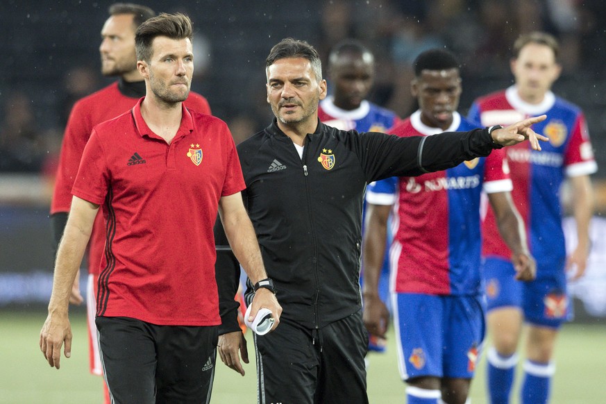 Basels Trainer Raphael Wicky, links, und sein Assistent Massimo Lombardo verlassen den Platz im Fussball Meisterschaftsspiel der Super League zwischen den Berner Young Boys und dem FC Basel, am Samsta ...