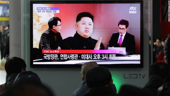 Südkoreaner schauen sich im Hauptbahnhof Seoul, nur 50 Kilometer von der Grenze zu Nordkorea entfernt, Kim Jong-uns Reden an.&nbsp;