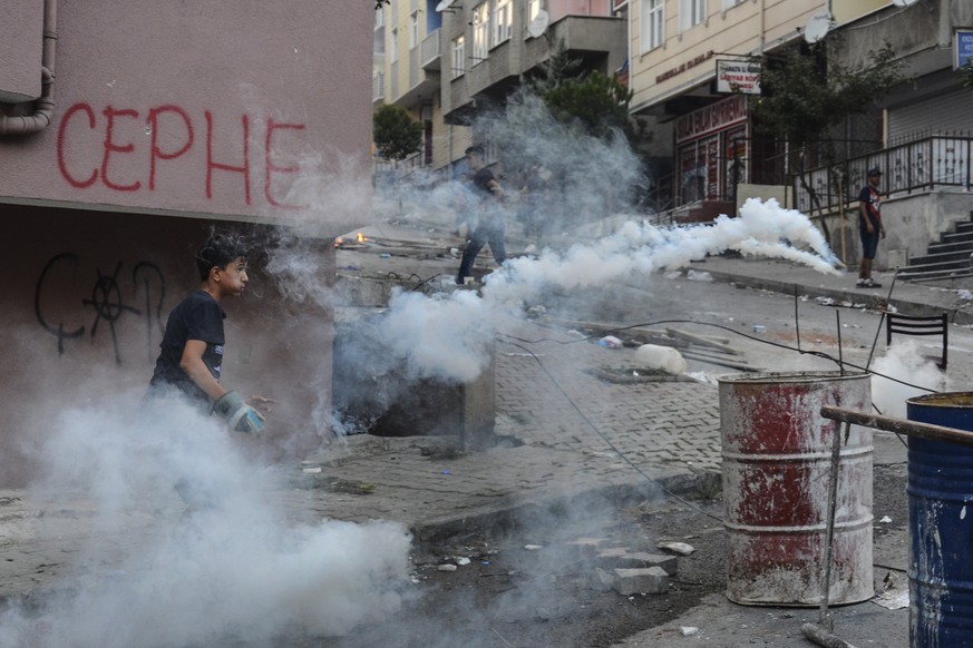 Istanbul kocht. Seit dem Anschlag in Suruc und der Bombardierung von PKK-Stellungen durch die türkische Armee ist es immer wieder zu Ausschreitungen gekommen.