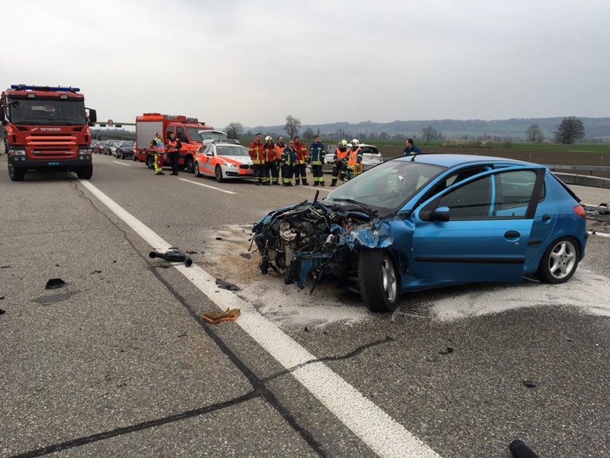 Die Kollission eine Autos mit der Mittelleitplanke hat weiteren Unfall zur Folge. A5 ist gesperrt.