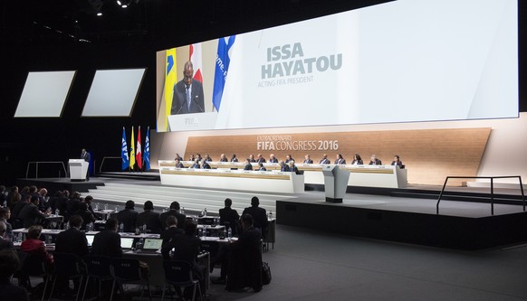 Issa Hayatou spricht vor dem Kongress im Hallenstadion.