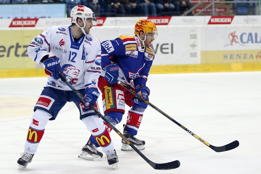 Kloten Flyers Stuermer Matthias Bieber, rechts, gegen ZSC Lions Stuermer Luca Cunti waehrend dem Eishockey-Meisterschaftsspiel der National League A zwischen den Kloten Flyers und den ZSC Lions am Fre ...