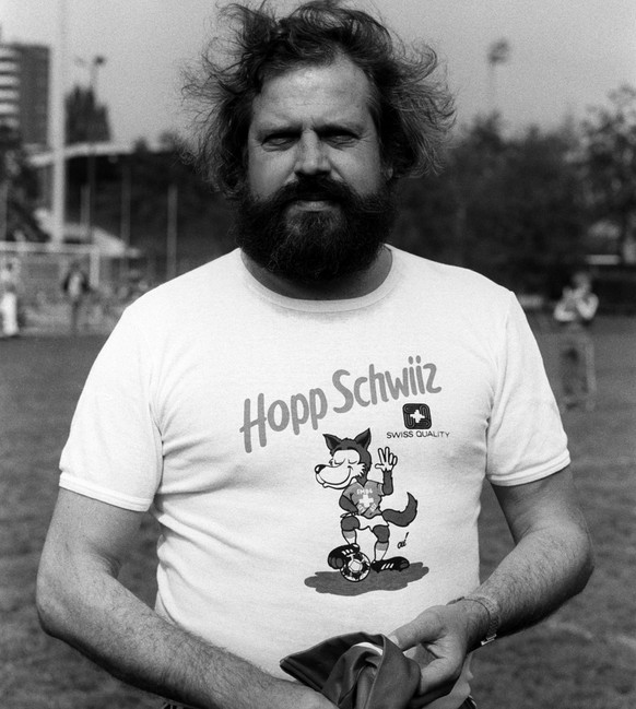 Paul Wolfisberg, Trainer der Schweizer Fussball-Nationalmannschaft, mit einem T-Shirt mit der Aufschrift &quot;Hopp Schwiiz&quot;, aufgenommen am 12. Oktober 1983 in Zuerich. (KEYSTONE/Str)