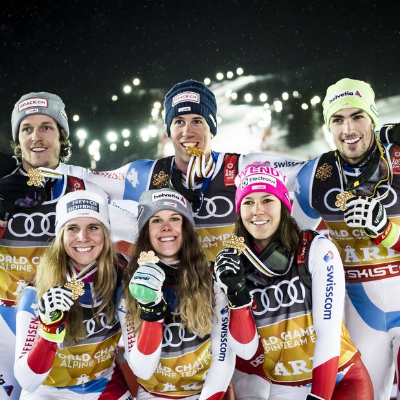 Nachrichten Linkding epa07364999 (L-R) Gold medal winners, Sandro Simonet, Andrea Ellenberger, Aline Danioth, Ramon Zenhaeusern, Wendy Holdener and Daniel Yule of Switzerland, pose during the medal ceremony for the Team E ...