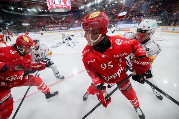 Nachrichten Linkding Tyler Moy (SCRJ), rechts, gegen Andreas Borgman (HCFG) waehrend der Meisterschaftspartie der National League zwischen den SC Rapperswil Jona Lakers und dem HC Fribourg Gotteron, am Samstag, den 21. De ...