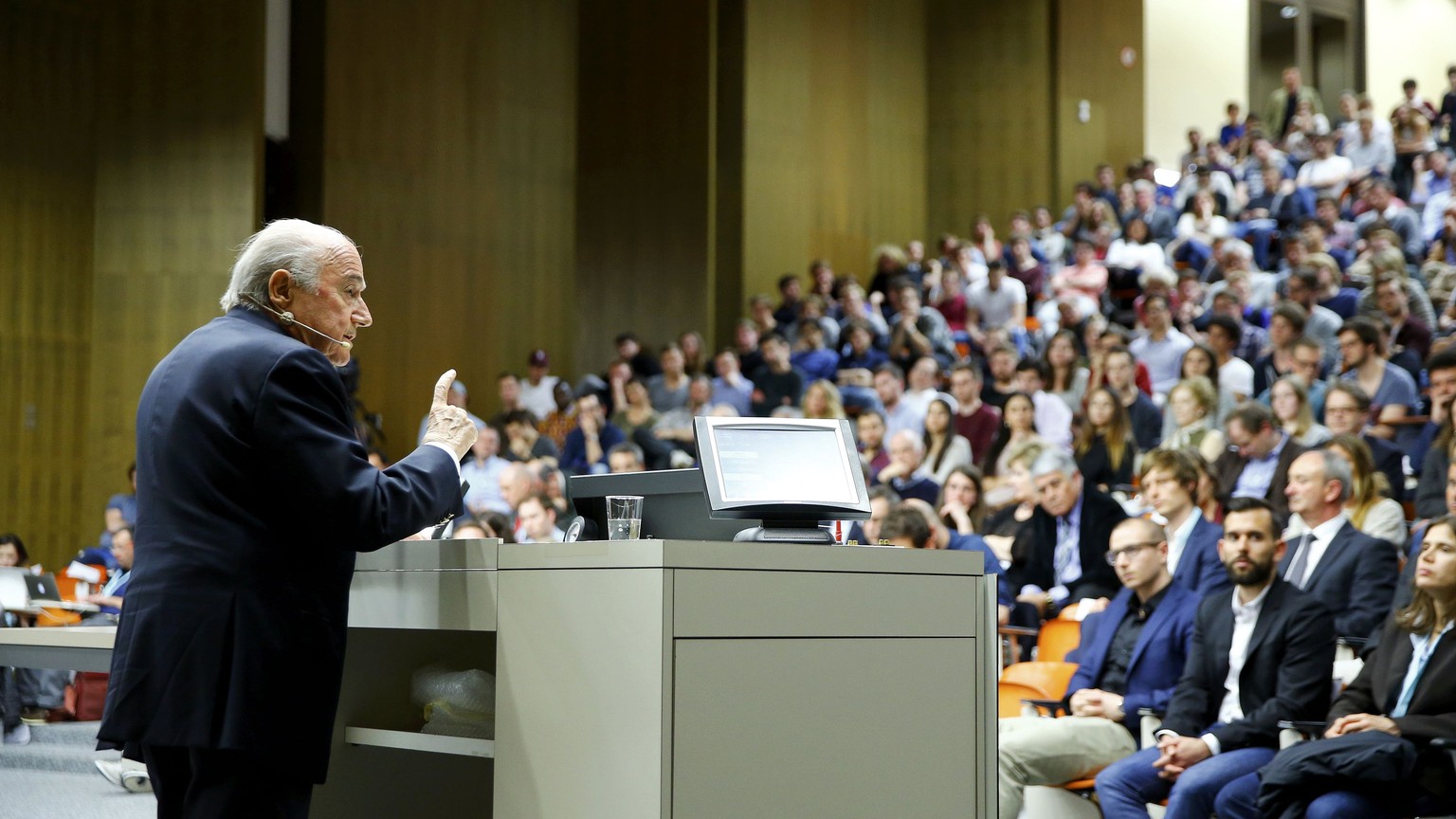 Ganz der Blatter: Der früherer Fifa-Präsident am 15. April 2016 bei einer Podiumsdiskussion der Uni Basel.