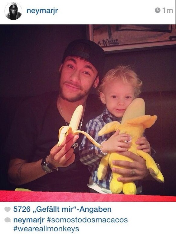 Neymar und sein Sohn posieren zur Unterstützung von Alves' Kampf gegen den Rassismus.