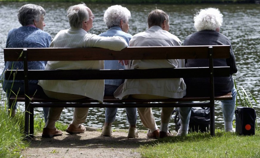 ARCHIV: Senioren sitzen auf einer Bank an einem Kanal des Woerlitzer Parkes in Woerlitz (Foto vom 09.08.10). Die Rente mit 67 kommt wie geplant. Obwohl derzeit viele Aeltere keine Arbeit haben, will d ...
