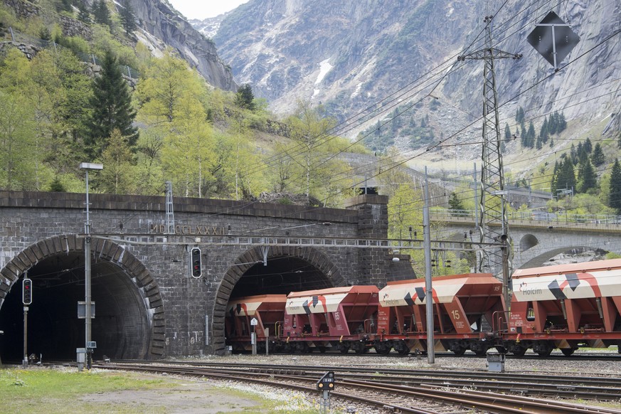 Ein Güterzug fährt in den alten Gotthard-Eisenbahntunnel. Mindestens bis 2017 bleibt er noch offen.