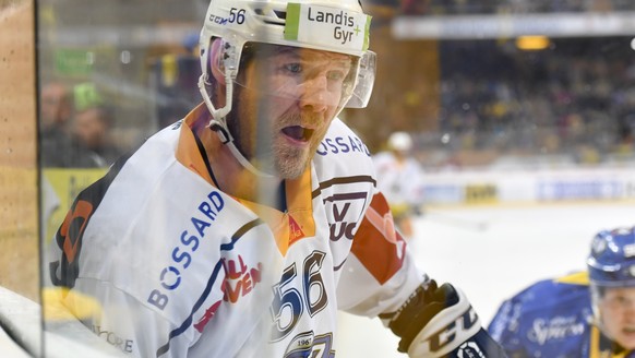 Timo Helbling von Zug, beim sechsten Playoff-Halbfinalspiel der National League A zwischen dem HC Davos und EV Zug, am Samstag, 1. April 2017, in der Vaillant Arena in Davos. (KEYSTONE/Gian Ehrenzelle ...