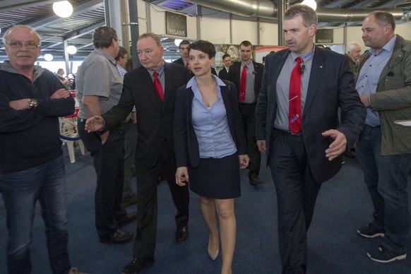 Petry bei der Ankunft in Interlaken flankiert von Sicherheitsleuten.