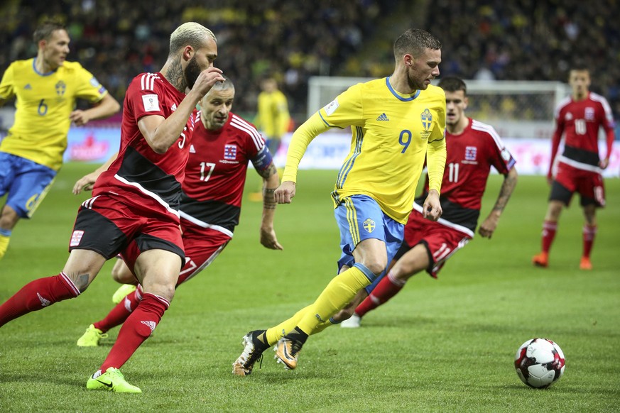 epa06250684 Sweden&#039;s Marcus Berg (C) is chased by Luxembourg&#039;s Dwayn Holter (L) and Mario Mutsch (2-L) during the FIFA World Cup 2018 group A qualifying match between Sweden and Luxembourg a ...