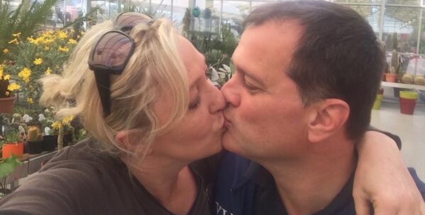 Im Original küsst Politikerin Marine Le Pen ihren Lebensgefährten Louis Aliot.