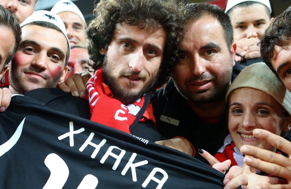 Ismail Morina (mit dem rotem Schal) lenkte die Drohne vor einem Jahr ins Stadion.