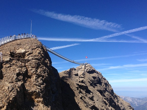 Die Hängebrücke, welche zwei Gipfel des Scex Rouge verbindet.