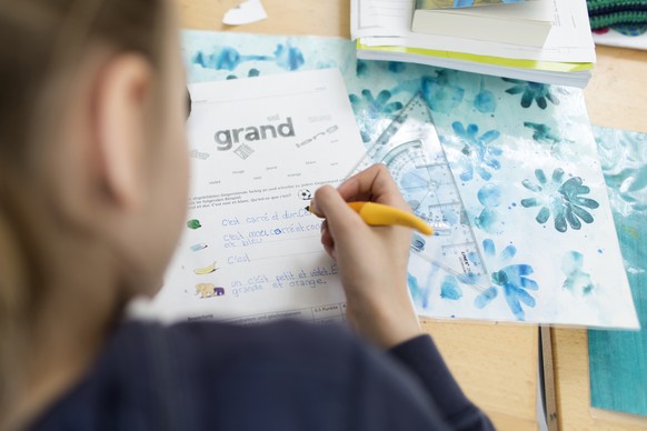 ARCHIVBILD ZUR ENTSCHEIDUNG IM THURGAUER PARLAMENT ZUM FRUEHFRANZOESISCH --- A middle level class pupil (4th to 6th grade) of the primary dayschool Bungertwies during a French test, photographed in Zu ...