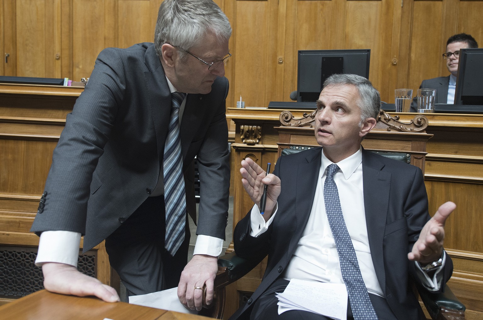 FDP-Nationalrat Walter Müller und Bundespräsident Didier Burkhalter unterhalten sich über den Aussenpolitischen Bericht.