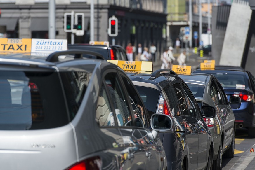 Taxis warten schön aufgereiht am Zürcher Hauptbahnhof auf Kundschaft.