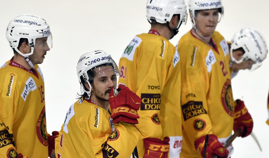 Enttaeuschte Langnauer Spieler im Eishockey National League A Spiel zwischen dem SC Bern und den SCL-Tigers, am Freitag, 14. Oktober 2016, in der PostFinance Arena in Bern. (KEYSTONE/ Peter Schneider)