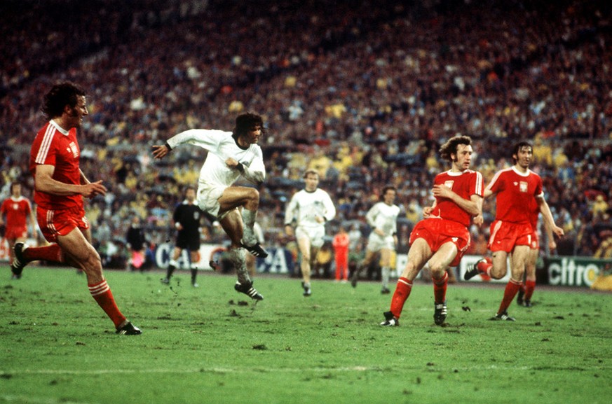 Der deutsche Torjäger Gerd Müller (M) zieht ab und erzielt den Siegtreffer. Die polnischen Gegenspieler Adam Musial (l), Antoni Szymanowski (2.v.r) und Kazimierz Deyna (r) können nur zuschauen. Die de ...