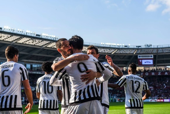 Bonucci umarmt Torschütze Morata: Buffon findet für die ganze Mannschaft liebe Worte.