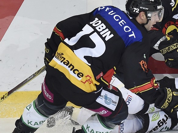 Berns David Jobin, links, und Beat Gerber, Mitte, im Duell mit Fribourgs Andrey Bykov im Eishockey National League A Spiel zwischen dem SC Bern und dem HC Fribourg-Gotteron, am Samstag, 24. Oktober 20 ...