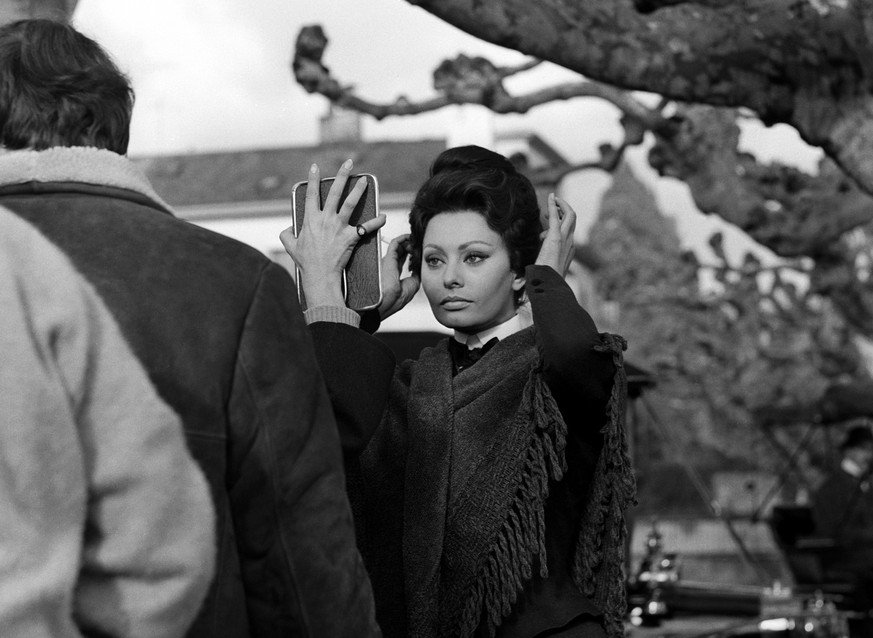 Die Haare müssen sitzen: Sophia Loren richtet sich die Haare während der Dreharbeiten zu «Lady L», 1965.