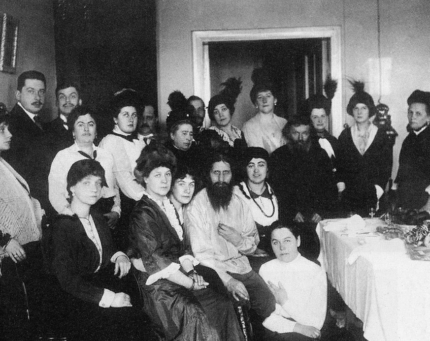 Rasputin sitzt mitten unter seinen Anhängern in seinem Salon, 1914.