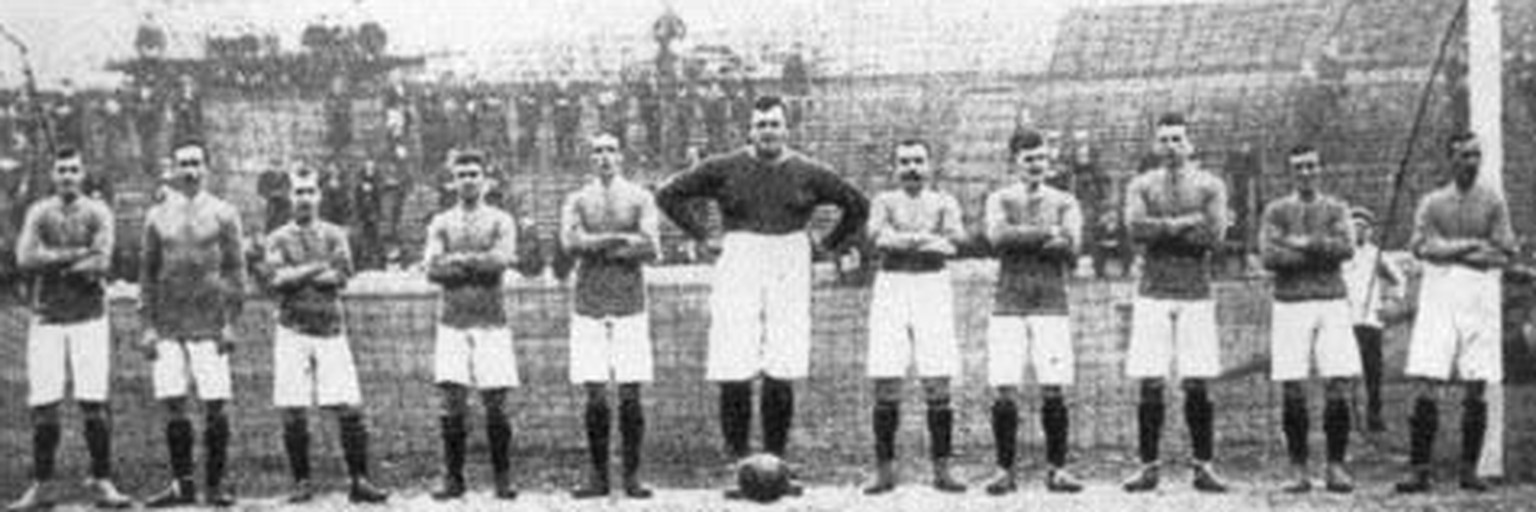 Nachrichten Linkding Foulke trug den Hosenbund auf Brusthöhe der Mitspieler.