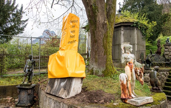 Der verhüllte Zwei-Meter-Phallus neben einem Kreuzweg in Traunkirchen aufgenommen am Donnerstag, 13. April 2017. Gut sichtbar für die Teilnehmer an der Leidensprozession sorgt die Statue kurz vor Oste ...