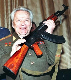 Das Gewehr und sein Erfinder: Michail&nbsp;Kalaschnikow und eine AK-47.