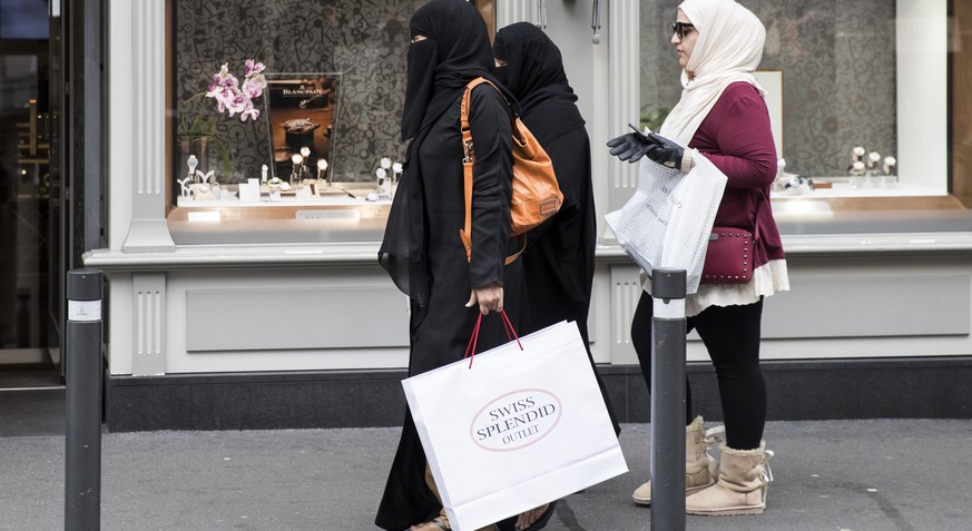 Asma, Touristin aus Riad, Saudi-Arabien, und ihre Freundinnen auf Shopping Tour, am Sonntag, 9. Oktober 2016, in Interlaken. (KEYSTONE/Peter Klaunzer)