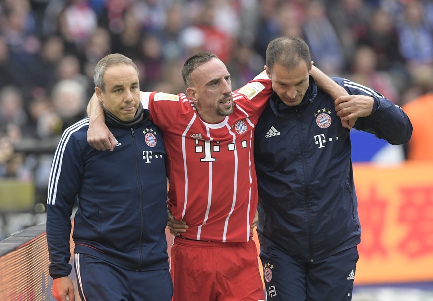epa06238350 Bayern&#039;s Franck Ribery (C) leaves the pitch after being injured during the German Bundesliga soccer match between Hertha BSC and FC Bayern Munich in Berlin, Germany, 01 October 2017.  ...