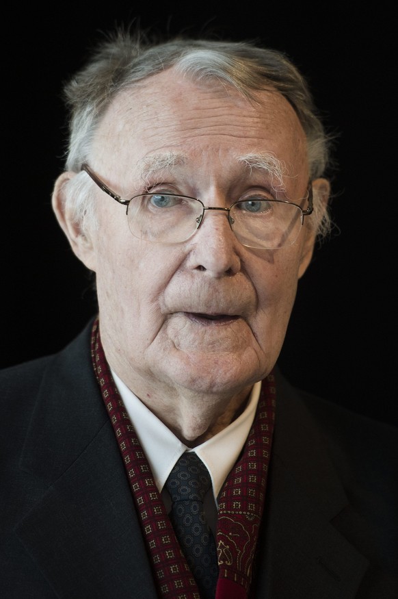 ARCHIV - ZUM 90. GEBURTSTAG DES IKEA-GRUENDERS INGVAR KAMPRAD STELLEN WIR IHNEN FOLGENDES ARCHIVBILD ZUR VERFUEGUNG. - Ingvar Kamprad, Founder of IKEA, poses for photographer before the Inauguration o ...