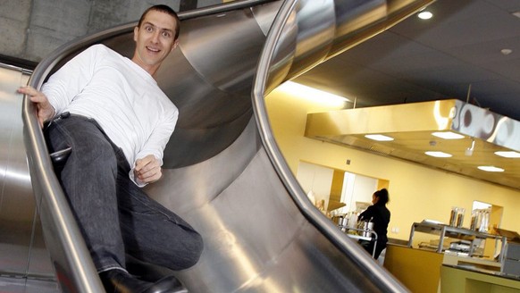 An employee of Google uses the slide to get to the canteen on the official opening day of the new Google Engeneering center in Zurich, Switzerland, Thursday, March 6, 2008. (KEYSTONE/Walter Bieri)

Ei ...
