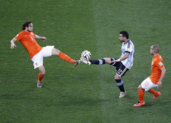 Und hoch, das Bein!&nbsp;Daley Blind im Zweikampf mit Ezequiel Lavezzi, beobachtet von Wesley Sneijder.&nbsp;