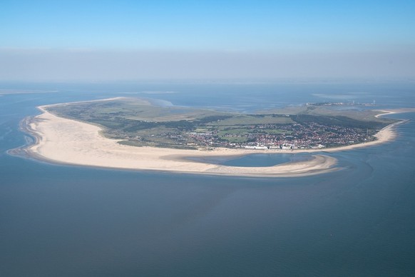 Nachrichten Linkding ARCHIV - 07.08.2020, Niedersachsen, Borkum: Die Insel Borkum aus der Luft. Die Niederlande haben grünes Licht gegeben für die gemeinsam mit Deutschland geplante Förderung von Erdgas in der Nordsee. (z ...