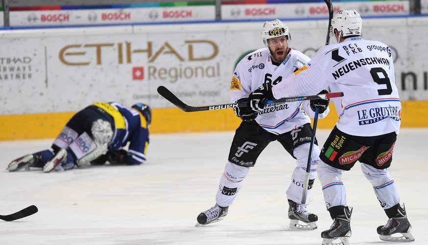 Fribourg&#039;s player Benjamin Neukom, center, celebrates the 1-3 goal, during the second playout final game of National League A (NLA) Swiss Championship 2016/17 between HC Ambri Piotta and Fribourg ...