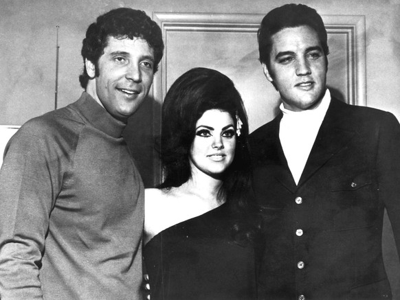 Tom Jones, Priscilla Presley und Elvis Presley (von links) treffen sich in Las Vegas hinter der Buehne zu einem Schwatz (undatierte Aufnahme, vermutlich 1967 oder 1968). Kurz nachdem sich der britisch ...