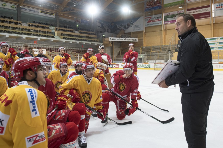 Heinz Ehlers, neuer Headcoach der SCL Tigers, gibt seinen Spielern Anweisungen, waehrend dem Eistraining am Monatg, 3. Oktober 2016, in der Ilfishalle in Langnau. Heinz Ehlers uebernimmt die Nachfolge ...