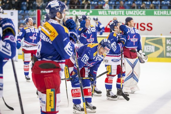 EHC Kloten Stuermer Morris Trachsler, Mitte, und seine Mitspieler sind enttaeuscht nach der 1-2 Niederlage im Eishockey-Meisterschaftsspiel der National League zwischen dem EHC Kloten und Geneve-Serve ...