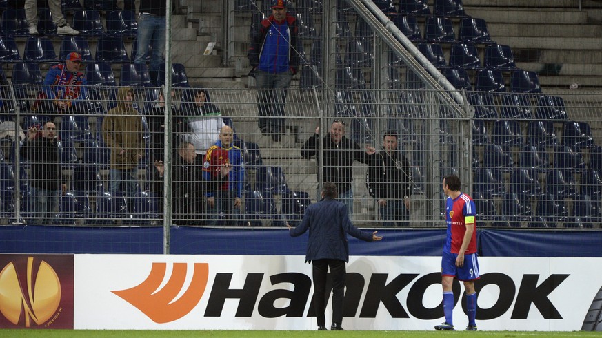 März 2014, Salzburg: Präsident Heusler und Captain Streller versuchen die Basler Fans zu beruhigen.