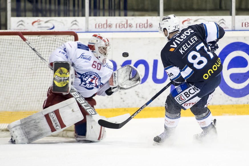 Le gardien de Rapperswil Melvin Nyffeler, gauche, lutte pour le puck avec le joueur neuchatelois Samuel Keller, droite, lors du 3eme match des 1/2 finales de playoff du championnat suisse de hockey su ...