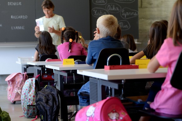 Schueler werden im Schulzimmer unterrichtet, anlaesslich des Schulbeginns in der Grundschule von Terre di Pedemonte, am Montag, 1. September 2014. (KEYSTONE/Ti-Press/Samuel Golay)