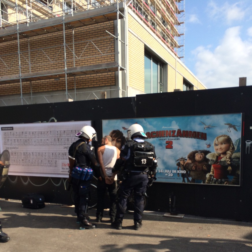 Stadtpolizisten verhaften einen der Hausbesetzer und Strassenblockierer an der Zürcher Hohlstrasse vor dem Labitzke-Areal.