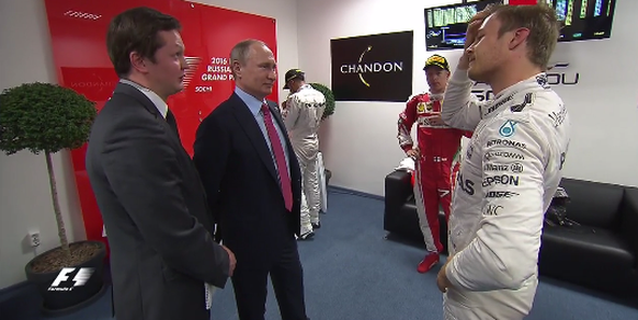 Wladimir Putin gratuliert via Übersetzer Nico Rosberg zum Sieg.