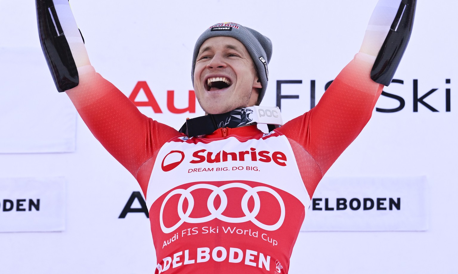 Nachrichten Linkding Winner Marco Odermatt of Switzerland reacts on the podium during the second run of the men's Giant Slalom race at the Alpine Skiing FIS Ski World Cup, in Adelboden, Switzerland, Sunday, January 1 ...
