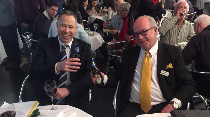 Alessandro Valdettaro (rechts) beim Bier mit «Weltwoche»-Journalist Philipp Gut (links).&nbsp;